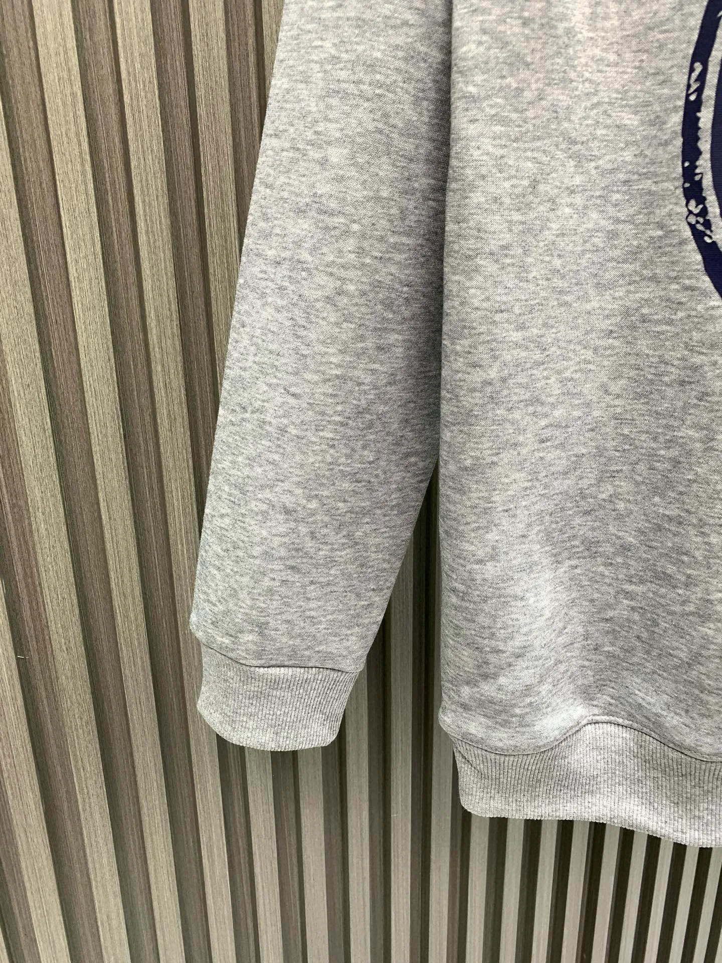 🅿️250 🀄️ Louis Vuitton LOUIS VUITTON high quality 2025 autumn and winter official website new classic letter printed catwalk style pullover round neck sweatshirt 400 grams of pure cotton ➕ silver fox velvet The master personally designed the trendy brand new printed round neck pullover sweatshirt, fashionable and individual, super versatile and good-looking, the same style for men and women, a must-have for everyone, hangtag, collar label, washed wheat, three complete labels